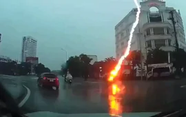 Clip sét tóe lửa đánh trúng người đi xe máy ở Nghệ An