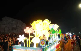 Lãnh đạo phường ở Thái Nguyên nói gì về việc các vũ công rước đèn Trung thu mặc phản cảm?