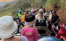 Du khách ùn ùn đổ về Mù Cang Chải