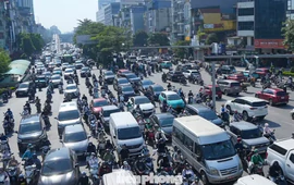 Hà Nội sáng đầu tiên sau nghỉ lễ: 'Đi hơn một tiếng vẫn chưa qua được nút giao'