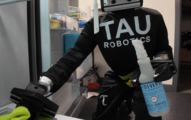 Robot hình người thay giúp việc làm việc nhà, giá hơn 700 nghìn đồng/giờ
