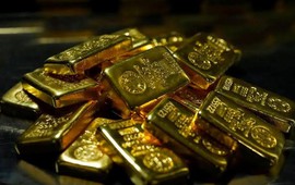 Giá vàng quay đầu điều chỉnh, quỹ lớn nhất thế giới hành động gì?