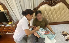 Một phụ nữ che kín mặt bỏ lại bé trai còn cuống rốn trước cửa nhà ở TPHCM