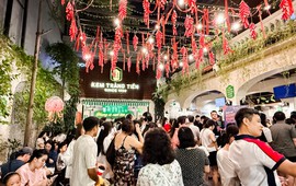 Cảnh trái ngược ở 'đất vàng' Hồ Gươm: Tam Hảo, Mixue giá bình dân tấp nập khách, nhiều thương hiệu lớn lại trầm lắng