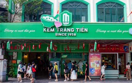 Khách hàng ùn ùn kéo tới cửa hàng Kem Tràng Tiền trước ngày đóng cửa, ôn lại ký ức từ thuở “ông bà anh”