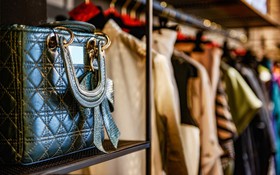 Bí mật đằng sau chiếc áo khoác 'Made in France' siêu xa xỉ giá 1,1 tỷ đồng: Thực tế sản xuất ở 1 quốc gia châu Á rồi đem về Pháp... dán nhãn