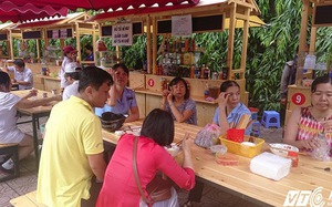 Phố hàng rong đầu tiên ở Sài Gòn nườm nượp khách sau hơn 1 tháng khai trương Phố hàng rong đầu tiên ở Sài Gòn nườm nượp khách sau hơn 1 tháng khai trương