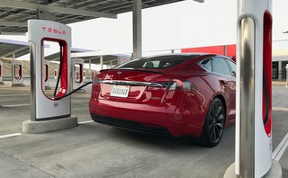 Bên trong trạm sạc điện cho xe ô tô Tesla hiện đại, nội thất chẳng kém gì khách sạn hạng sang, dự kiến bố trí thay các trạm xăng truyền thống