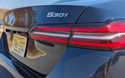 BMW loại bỏ chữ cái quen thuộc trên hàng loạt xe xăng nhằm phân biệt với xe điện