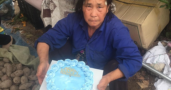 Khoảnh khắc xúc động ngày 8/3: Người mẹ già bán rau ven đường nhận ...