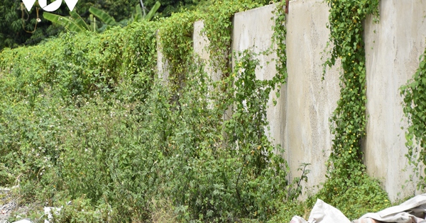 Tường rào thi công đoạn đường vành đai 2,5 gây khó cho người dân Hà Nội