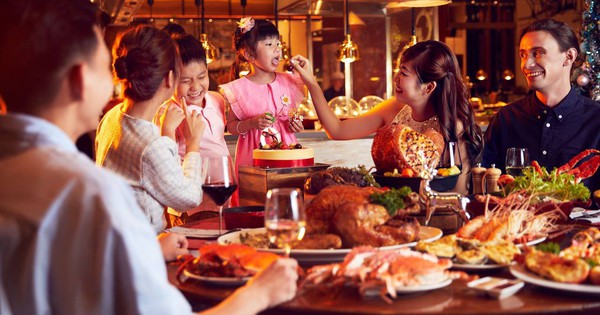 Một địa điểm tổ chức tiệc cuối năm: Nhiều món ngon từ Á sang Âu, thích nhất là giỏ quà siêu xinh!