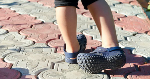 dép crocs bác sĩ có tốt không