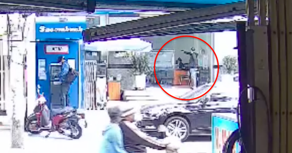 Nam thanh niên cầm vật giống súng xông vào ngân hàng ở TPHCM