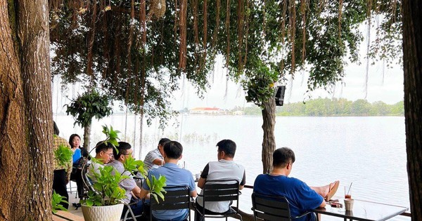 Môi giới ngỏ lời mời nhà đầu tư lâu năm mua bất động sản: “Tôi còn đang mắc kẹt chưa bán được, cứu mình không biết nổi, tiền đâu mà mua ngộp”