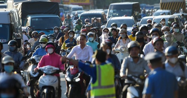Hà Nội: Dựng thêm lô cốt, đường Nguyễn Trãi lại lâm cảnh "tắc không lối thoát"