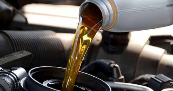 Vì sao dầu ô tô đi lâu gấp 10 lần dầu xe máy?