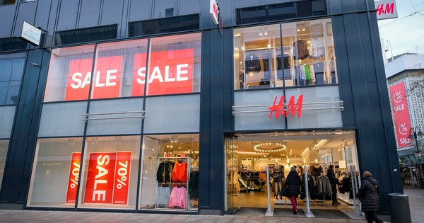 Nỗi đau của H&M: Kh&aacute;ch h&agrave;ng n&oacute;i 'kh&ocirc;ng y&ecirc;u cũng chẳng gh&eacute;t', đang t&igrave;m đủ  mọi c&aacute;ch để gi&uacute;p thương hiệu 'ngầu' trở lại
