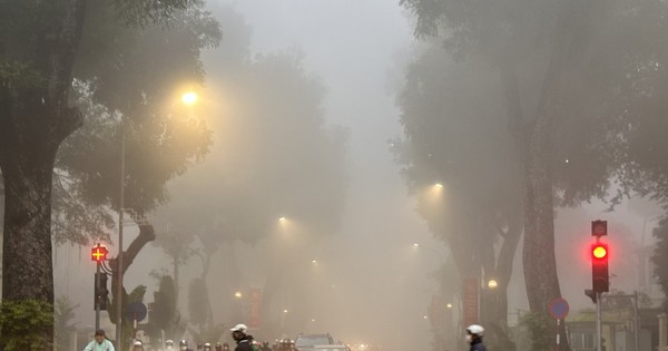 Hà Nội mù mịt giữa ban ngày