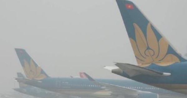 Sương mù phủ kín trời, hàng trăm chuyến bay không thể cất, hạ cánh