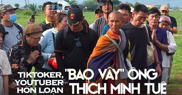 Tận mắt thấy ông Thích Minh Tuệ bị "bao vây" bởi đám đông YouTuber, TikToker ở Quảng Bình, gây hỗn loạn, tắc nghẽn giao thông