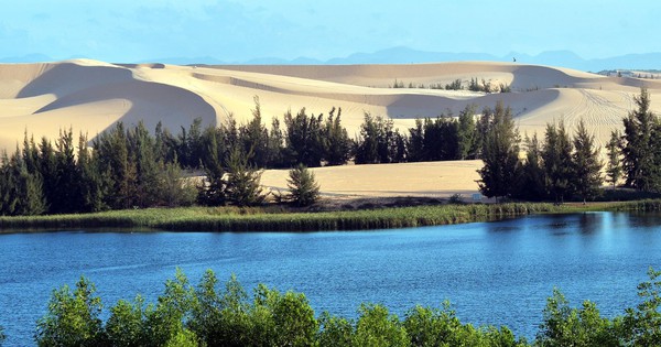 Điểm đến ngay miền Trung mà ngỡ ở nước ngoài: Vừa có hồ nước vừa có sa mạc cát, được ví như "tiểu Sahara"