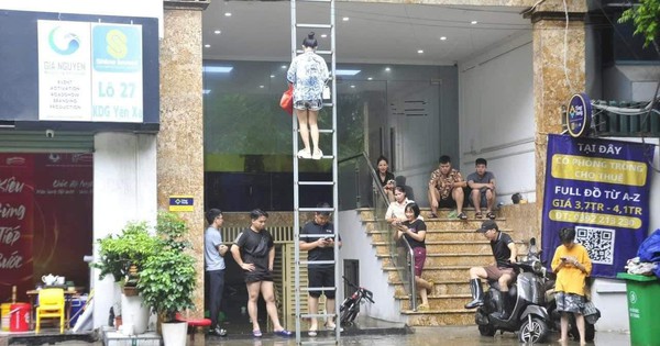 Hầm chung cư mini ở Hà Nội ngập sâu: Cư dân ra vào bằng thang thoát hiểm, đang thuê người hút nước