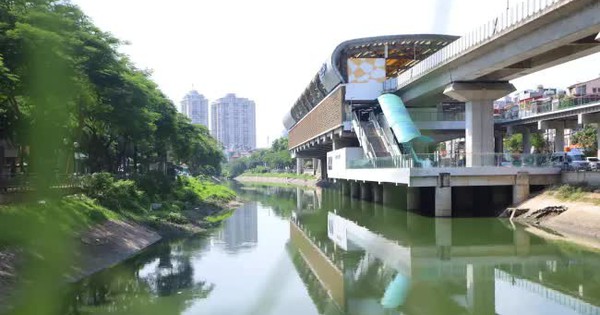Hà Nội: Nước sông Tô Lịch lại chuyển màu xanh