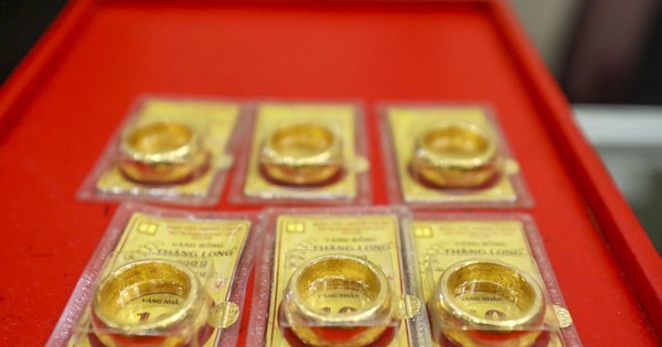 Giá vàng nhẫn cao vút, USD thấp nhất trong nửa năm