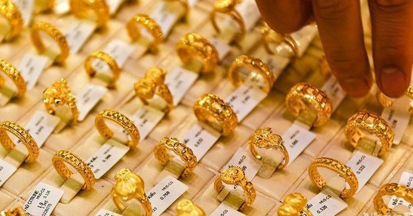 Giá vàng tăng gần gấp đôi từ đầu năm: Có nên tiếp tục mua vào lúc này?
