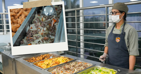 Xuýt xoa bữa cơm miễn phí siêu ngon của học sinh 1 trường tư tại Hà Nội trong buổi tối... bất đắc dĩ phải ở lại trường!