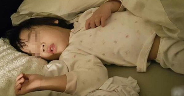 Bé gái 6 tuổi ngủ một mình trên chiếc giường 2 mét, nhưng lúc nào cũng kêu "chật chội", người mẹ bật khóc khi kiểm tra camera giám sát!