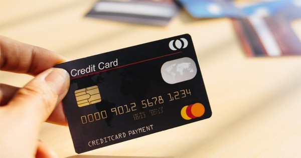 Tại sao cần thận trọng khi rút tiền mặt từ thẻ tín dụng?