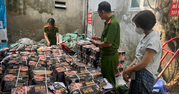 Phát hiện gần 1,7 tấn xúc xích không rõ nguồn gốc chuẩn bị tuồn ra quán ăn vỉa hè ở Hà Nội