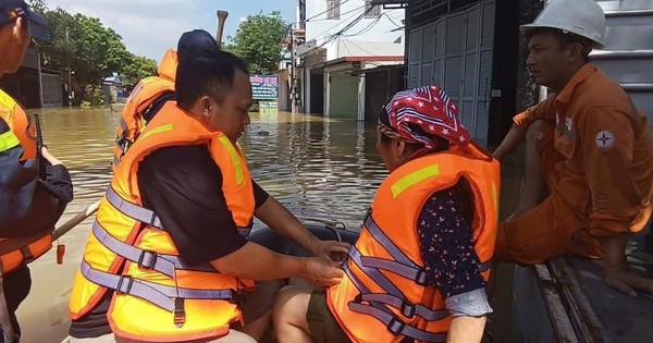 Lũ sông Cầu vượt báo động 3, khẩn cấp di dân