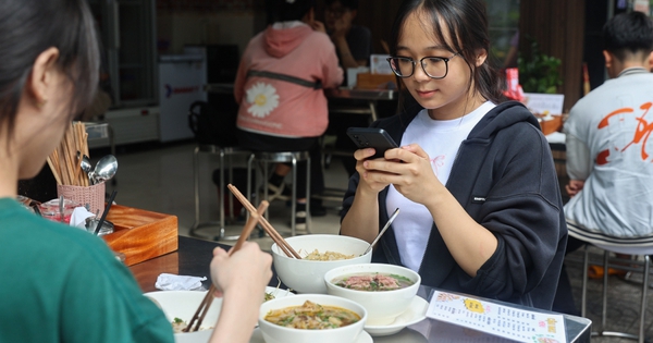 Ngược đời thói quen ẩm thực 2025: Ăn trưa tiết kiệm, ăn tối “bung ví” không tiếc tay