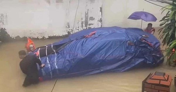 Dùng bạt chống ngập ô tô trong mùa mưa bão: Cẩn thận "tiền mất tật mang"