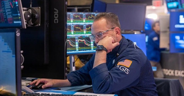 Mỹ áp thêm 100% thuế với hàng hóa Trung Quốc, chứng khoán lao dốc, thị trường tiền số đỏ rực