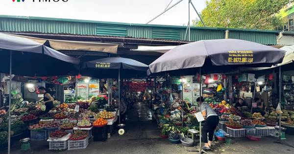 Giá rau xanh tại Hà Nội tăng gấp ba sau mưa bão