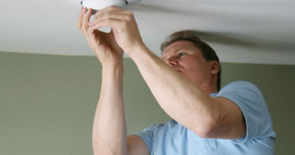 Người đàn ông phát hiện 284 tỷ đồng giấu kín khi đang sửa bóng đèn