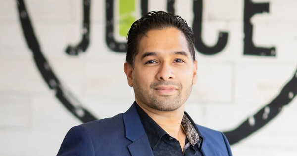 Nhân viên phục vụ mua lại toàn bộ công ty, trở thành Chủ tịch HĐQT sau hơn 20 năm