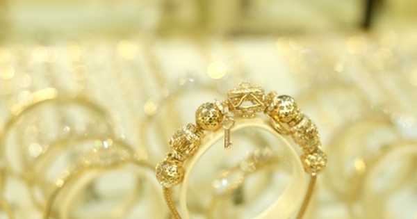 Giá vàng hôm nay 15/10: Tiếp tục tăng mạnh