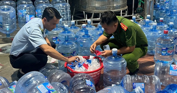 Khởi tố "ông trùm" bán hàng chục ngàn bình nước Lavie giả