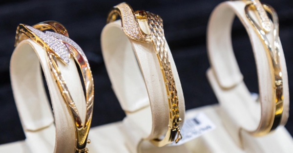 Giá vàng hôm nay 16/10: Đắt nhất lịch sử, vượt 4.200 USD/ounce