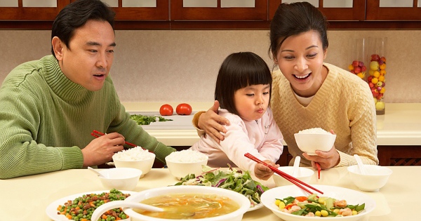 Trẻ em EQ cao sẽ thường làm 3 hành động này trên bàn ăn