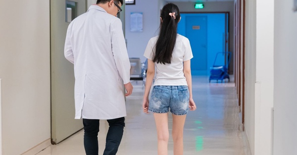 Bé gái đầu tiên ở Việt Nam được thay khớp háng 3D