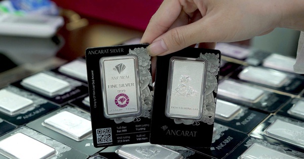 Người mua bạc lãi đậm trong vòng 1 năm qua