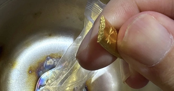 Chi hơn 100 triệu mua vòng vàng 999, người đàn ông choáng váng khi phát hiện ra thứ bên trong!