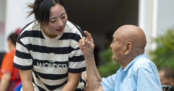 "Hái ra tiền từ ký ức": Nghề viết hồi ký cho người cao tuổi trở thành ngành công nghiệp thúc đẩy nền kinh tế bạc tại Trung Quốc