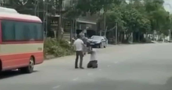 Tạm giữ đối tượng bắt tài xế xe buýt quỳ lạy giữa đường van xin rồi đánh đập